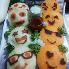A picture of Smiley Idlies.