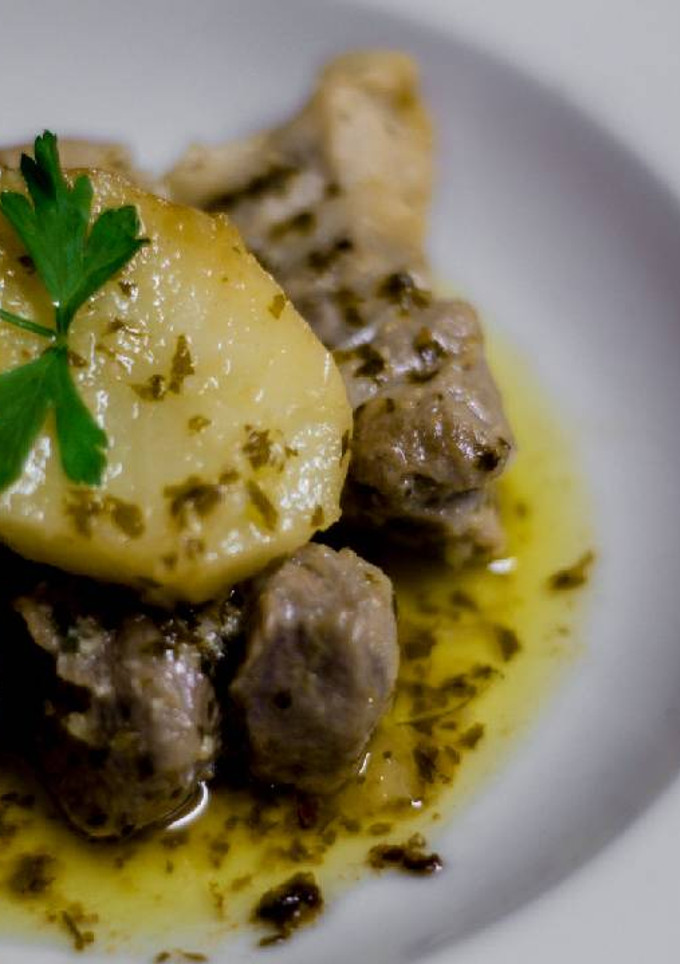 Una foto de Costilla en salsa de vino blanco
