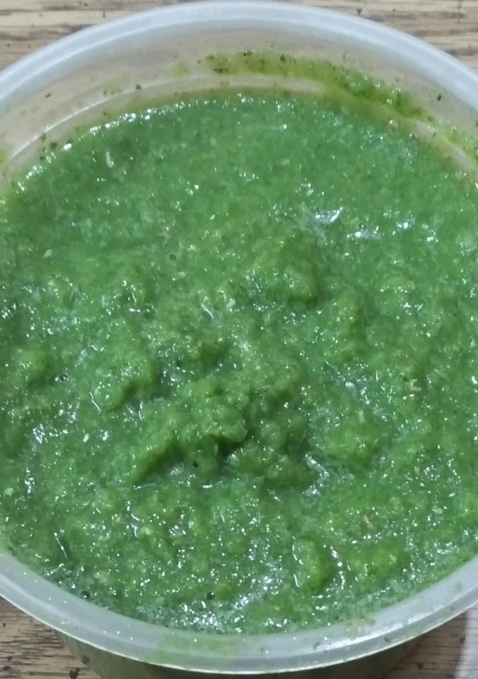 Una foto de Salsa verde de jalapeño y limón