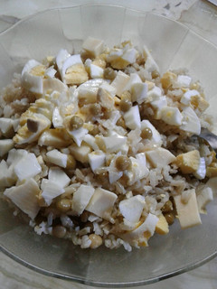 Una foto de Ensalada de arroz integral y palmitos
