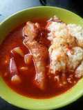 Pollo en caldo rojo
