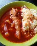 Pollo en caldo rojo
