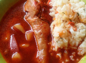 Una foto de Pollo en caldo rojo