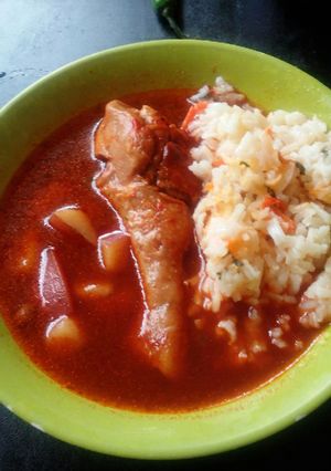 Una foto de Pollo en caldo rojo