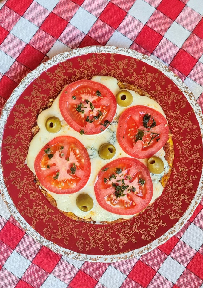 Una foto de Pizza de zanahoria sin harina y en sartén 🥕 Sábado de pizza saludable, sin horno 🥕🥵🍕y ¡re fácil!
