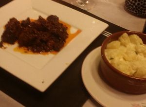 Una foto de Lomo al jerez con ciruelas y aceitunas acompañado con papas a la crema