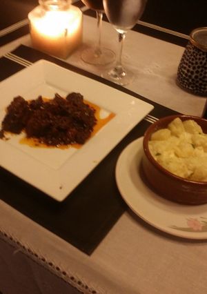 Una foto de Lomo al jerez con ciruelas y aceitunas acompañado con papas a la crema