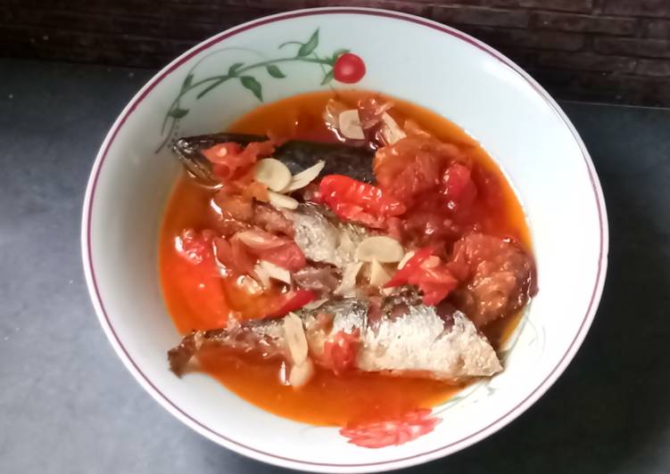 Langkah Mudah untuk Menyiapkan Ikan pindang bumbu sarden, Enak Banget