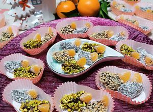 Foto di Spicchi di clementine ricoperti di cioccolato fondente e granelle varie