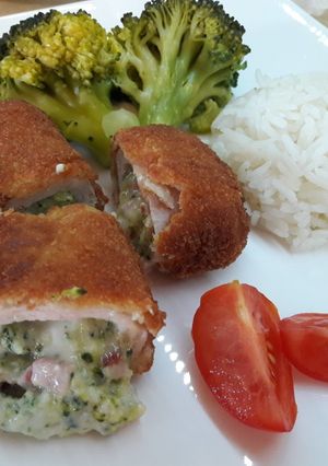 Brokkolival, juhtúróval, sonkával és sajttal töltött sertéskaraj recept fotója