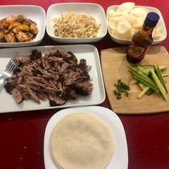 A picture of Chinese Duck and pancakes.