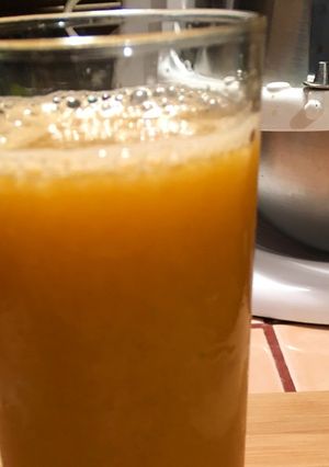 Una foto de Bebida de zanahoria pepino y limón