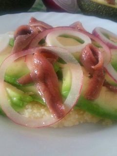 Una foto de Ensalada fresca de couscus, aguacate y anchoa