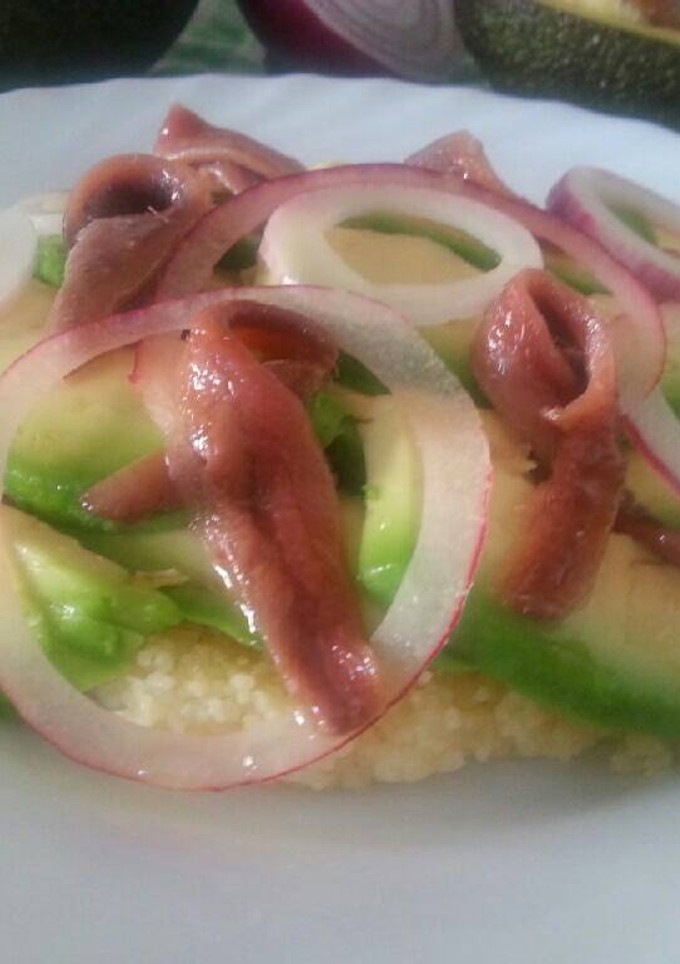 Una foto de Ensalada fresca de couscus, aguacate y anchoa