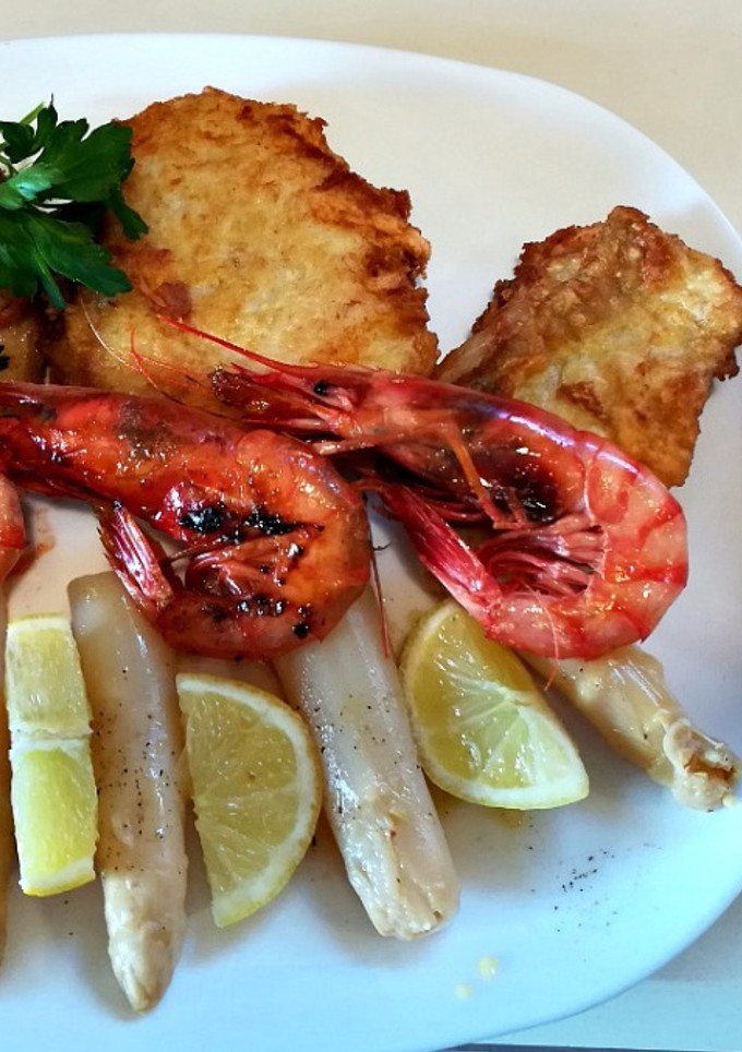 Una foto de San Jacobo de bacalao con mahonesa de sesámo