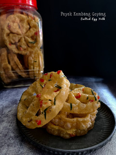 Foto resep Peyek Kembang Goyang Salted Egg Yolk