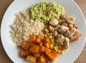 Una foto de Combinado saludable en airfryer 🍚🥑 🍗 🌽