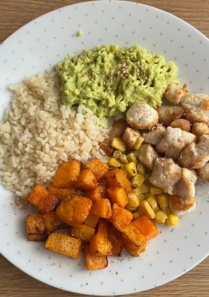 Una foto de Combinado saludable en airfryer 🍚🥑 🍗 🌽