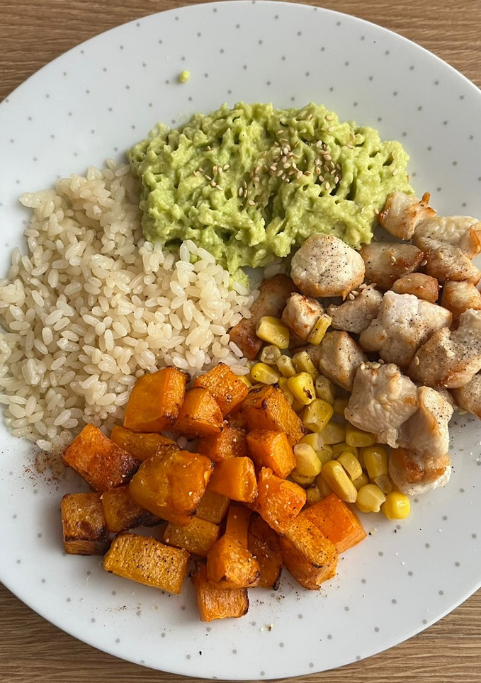 Una foto de Combinado saludable en airfryer 🍚🥑 🍗 🌽