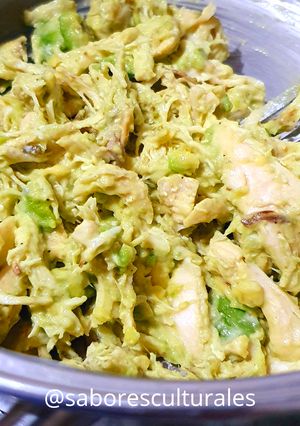 Una foto de 🇻🇪 Relleno de "Reina Pepiada" 🥑🍗🥙 🌮