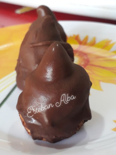 Una foto de Conitos con dulce de leche bañado con chocolate