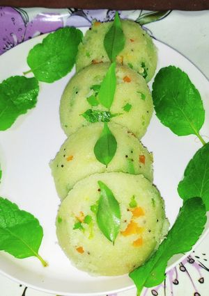 वेजिटेबल इडली (Vegetable idli recipe in Hindi) रेसिपी मुख्य फोटो