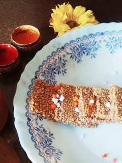 तिळगुळ चिक्की (teelgud chikki recipe in marathi) रेसिपी चे मुख्य फोटो