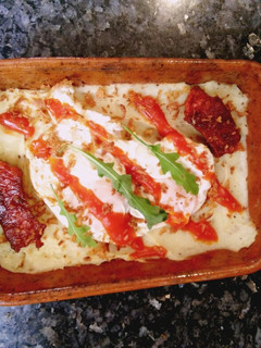 Una foto de Cazuela de puré con huevo y chorizo