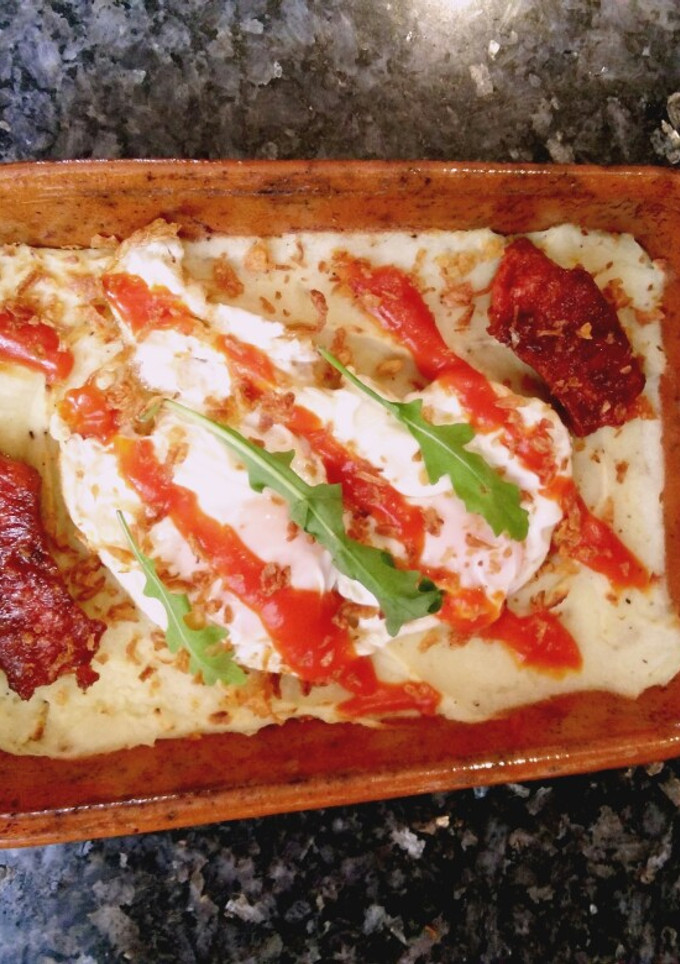 Una foto de Cazuela de puré con huevo y chorizo