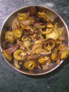 करेले की सब्जी (Karele ki Sabzi Recipe in Hindi) रेसिपी मुख्य फोटो