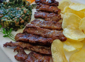 Foto de Lagartos de porco preto grelhados com migas de broa e feijão frade e batata frita