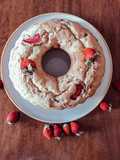 Ciambella con fragole e noci