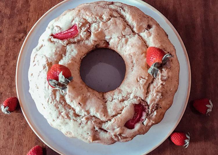 Ciambella con fragole e noci