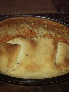 Una foto de Pastel de carne cortada a cuchillo