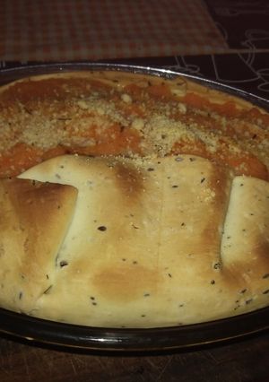 Una foto de Pastel de carne cortada a cuchillo