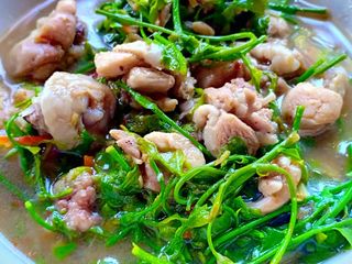 แกงผักหวานใส่ไก่ หรือ แกงอ่อมไก่ใส่ผักหวาน