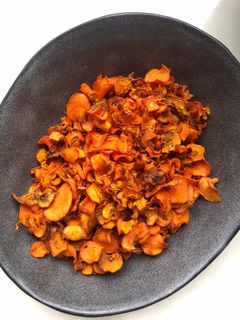 Una foto de Chips de zanahoria saludables con freidora de aire caliente AirFryer