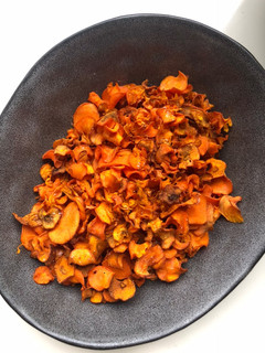 Una foto de Chips de zanahoria saludables con freidora de aire caliente AirFryer
