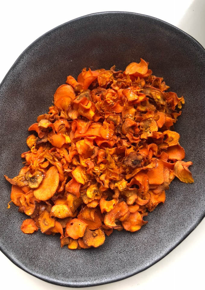 Una foto de Chips de zanahoria saludables con freidora de aire caliente AirFryer