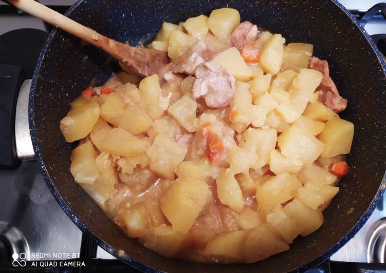 Steps to Prepare Perfect Spezzatino di maiale con patate