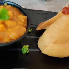 A picture of Chole puri.