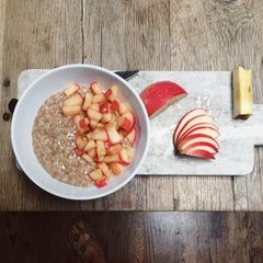 A picture of Apple pie oatmeal.
