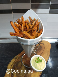Una foto de Snacks de zanahoria (patatas fritas falsas) y salsa curry vegana