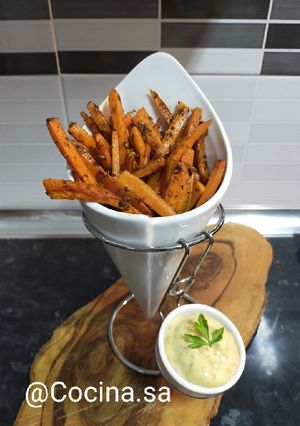 Una foto de Snacks de zanahoria (patatas fritas falsas) y salsa curry vegana