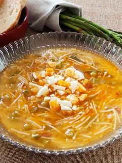 Una foto de Sopa de espárragos y jamón