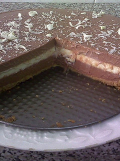 Una foto de Tarta tres chocolates