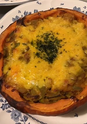 Une photo de Potimarron farci aux poireaux bouillon d épices et cheddar