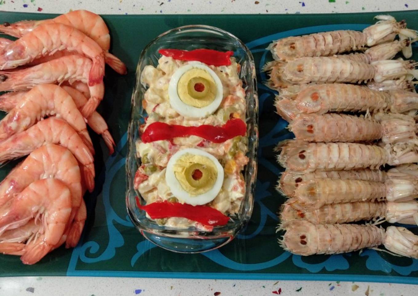 Galeras y langostinos cocidos con ensaladilla rusa