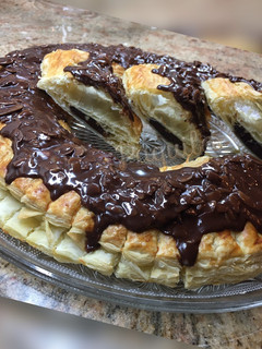 Una foto de Rosca de hojaldre con Nutella casera y glaseado de chocolate