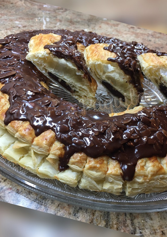 Una foto de Rosca de hojaldre con Nutella casera y glaseado de chocolate